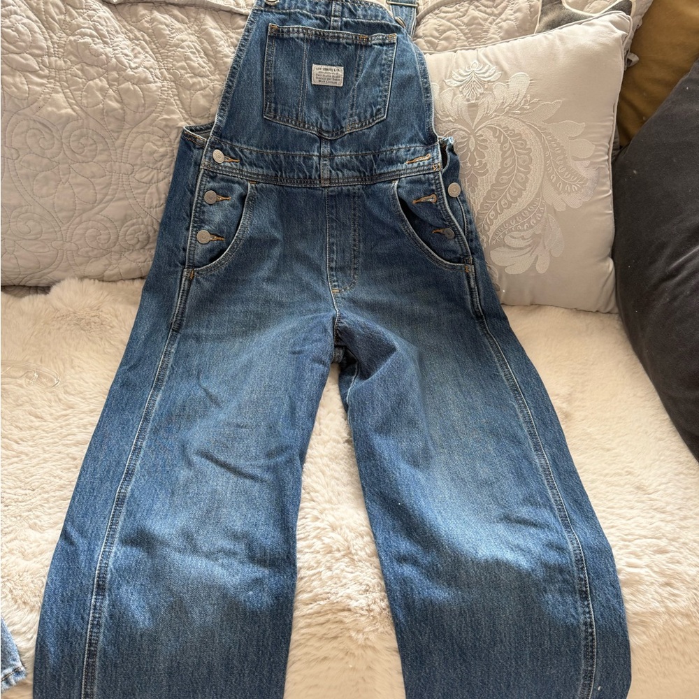 Levi’s Premium Full Length Overalls XS w 27” inseam. Med wash. 100% cotton